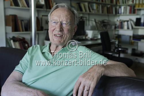 Ehemaliger deutscher SPD-Politiker und Kölner Regierungspräsident Dr. Franz-Josef Antwerpes in seinem Haus Am Römerhof 24 in Köln (© Thomas Brill)