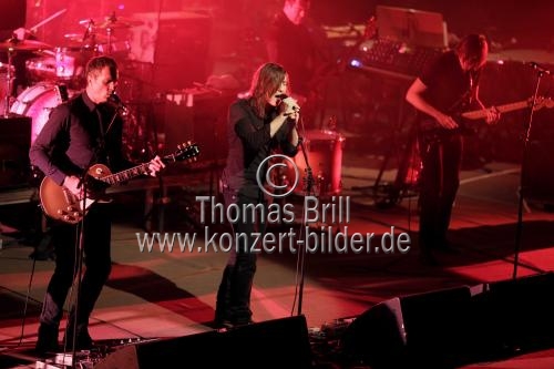 Englische Musikgruppe Archive gastiert mit dem Supersonic Symphony Orchestra auf ihrer 