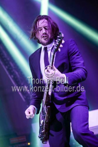 Britische Indie-Rockband Arctic Monkeys gastiert auf ihrer 