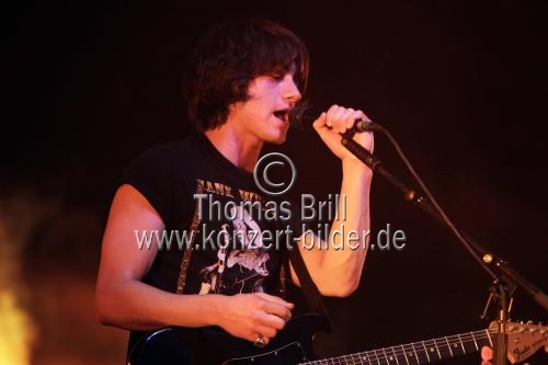 Britische Indie-Rockband Arctic Monkeys gastiert auf ihrer 
