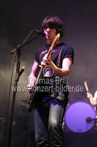 Britische Indie-Rockband Arctic Monkeys gastiert auf ihrer 
