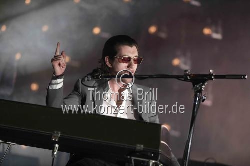 Britische Indie-Rockband Arctic Monkeys gastiert auf ihrer 