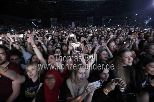 Britische Indie-Rockband Arctic Monkeys gastiert auf ihrer 