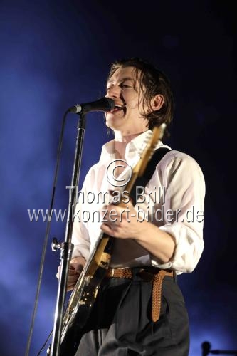 Britische Indie-Rockband Arctic Monkeys gastiert auf ihrer 