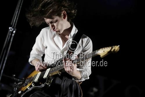 Britische Indie-Rockband Arctic Monkeys gastiert auf ihrer 