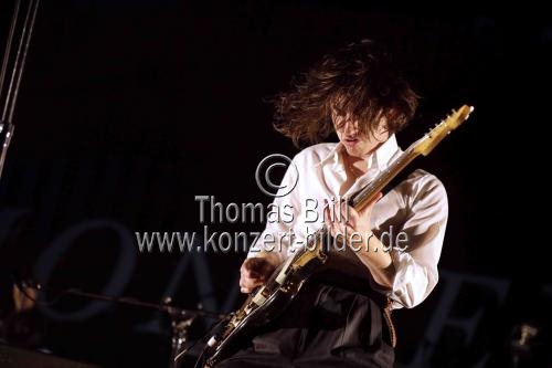 Britische Indie-Rockband Arctic Monkeys gastiert auf ihrer 