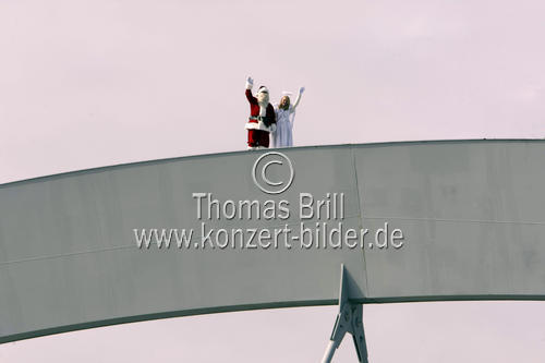 Hochseilartisten Alfons und Sandy Bügler spazieren bei einem Pressetermin 