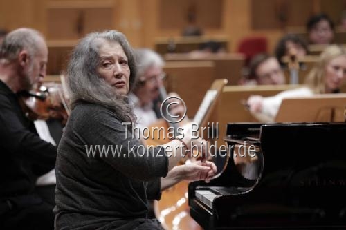 Argentinische Pianistin Martha Argerich gastiert in Begleitung des Russian National Orchestra unter der Leitung des russischen Dirigenten Mikhail Pletnev in der Philharmonie Köln (&copy; Thomas Brill)