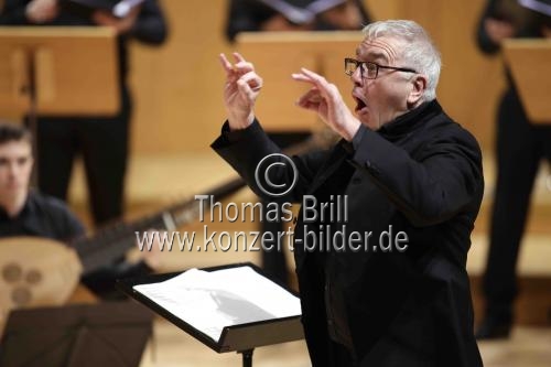 Englische Dirigent Howard Arman leitet das Balthasar-Neumann-Ensemble mit dem Balthasar-Neumann-Chor und -Solisten in der Kölner Philharmonie (&copy; Thomas Brill)