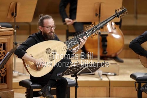 Englische Dirigent Howard Arman leitet das Balthasar-Neumann-Ensemble mit dem Balthasar-Neumann-Chor und -Solisten in der Kölner Philharmonie (&copy; Thomas Brill)