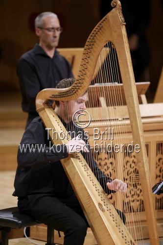 Englische Dirigent Howard Arman leitet das Balthasar-Neumann-Ensemble mit dem Balthasar-Neumann-Chor und -Solisten in der Kölner Philharmonie (&copy; Thomas Brill)