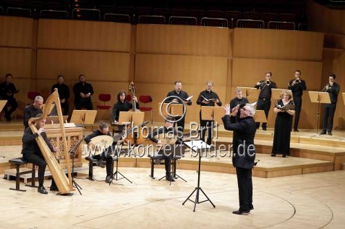 Englische Dirigent Howard Arman leitet das Balthasar-Neumann-Ensemble mit dem Balthasar-Neumann-Chor und -Solisten in der Kölner Philharmonie (&copy; Thomas Brill)