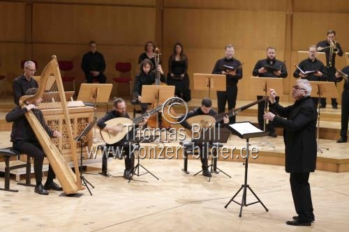 Englische Dirigent Howard Arman leitet das Balthasar-Neumann-Ensemble mit dem Balthasar-Neumann-Chor und -Solisten in der Kölner Philharmonie (&copy; Thomas Brill)