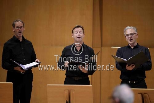 Englische Dirigent Howard Arman leitet das Balthasar-Neumann-Ensemble mit dem Balthasar-Neumann-Chor und -Solisten in der Kölner Philharmonie (&copy; Thomas Brill)