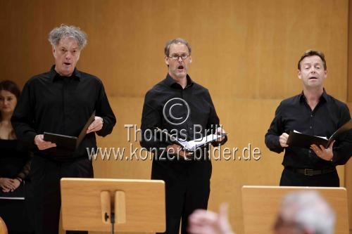 Englische Dirigent Howard Arman leitet das Balthasar-Neumann-Ensemble mit dem Balthasar-Neumann-Chor und -Solisten in der Kölner Philharmonie (&copy; Thomas Brill)