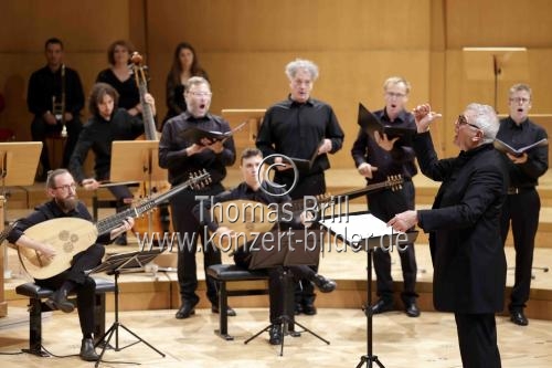Englische Dirigent Howard Arman leitet das Balthasar-Neumann-Ensemble mit dem Balthasar-Neumann-Chor und -Solisten in der Kölner Philharmonie (© Thomas Brill)