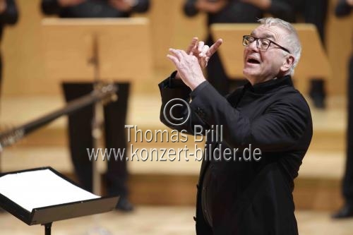 Englische Dirigent Howard Arman leitet das Balthasar-Neumann-Ensemble mit dem Balthasar-Neumann-Chor und -Solisten in der Kölner Philharmonie (&copy; Thomas Brill)
