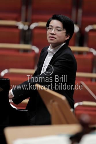 Amerikanische Pianist Kit Armstrong begleitet die Deutsche Kammerphilharmonie Bremen unter der Leitung des deutschen Dirigenten Clemens Schuldt in der Philharmonie Köln (&copy; Thomas Brill)