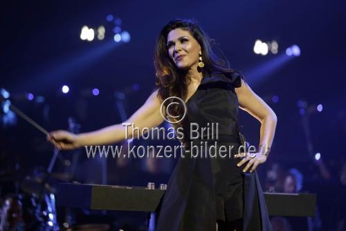 Brasilianische Dirigentin Alexandra Arrieche gastiert bei der Night of the Proms 2019 in der Lanxess-Arena Köln (© Thomas Brill)