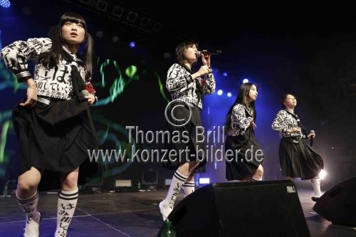 Japanische Idol bzw. J-Pop-Gruppe Atarashii Gakko! gastiert auf ihrer 