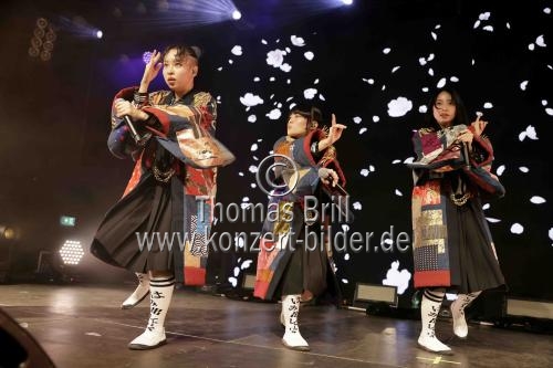 Japanische Idol bzw. J-Pop-Gruppe Atarashii Gakko! gastiert auf ihrer 
