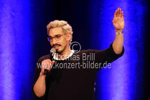 Deutscher Stand-up Comedian Serkan Ates-Stein gastiert bei Eröffnungsshow 