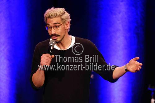 Deutscher Stand-up Comedian Serkan Ates-Stein gastiert bei Eröffnungsshow 