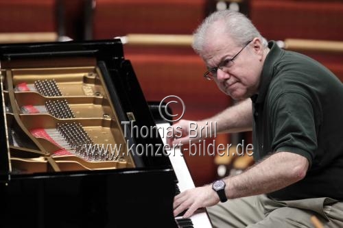 Amerikanischer Pianist Emanuel Ax begleitet das Chamber Orchestra of Europe unter der Leitung des schwedisch-amerikanischen Dirigenten Herbert Blomstedt in der Philharmonie Köln (&copy; Thomas Brill)