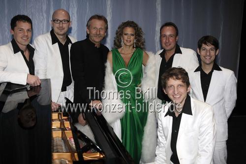 Kölner A Capella-Gruppe basta gastiert begleitet von der Jungen Sinfonie Köln, Barbara Schöneberger und dem Höhner-Sänger Henning Krautmacher bei ihrem X-Mas-Special in der LANXESS-Arena Köln (&copy; Thomas Brill)