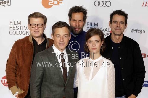 Deutsche Filmregisseur Tom Tykwer und die deutschen Schauspieler Volker Bruch und Liv Lisa Fries vor der Premiere des Films 