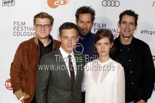 Deutsche Filmregisseur Tom Tykwer und die deutschen Schauspieler Volker Bruch und Liv Lisa Fries vor der Premiere des Films 