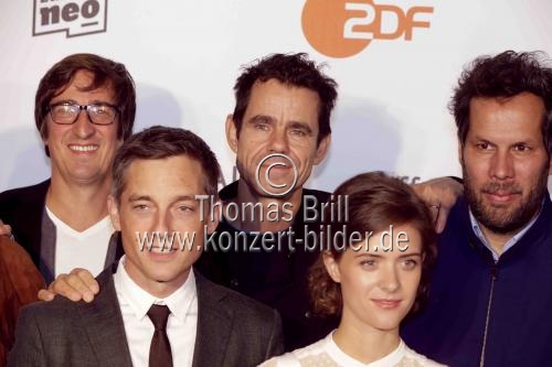 Deutsche Filmregisseur Tom Tykwer und die deutschen Schauspieler Volker Bruch und Liv Lisa Fries vor der Premiere des Films 