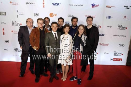 Deutsche Filmregisseur Tom Tykwer und die deutschen Schauspieler Volker Bruch und Liv Lisa Fries vor der Premiere des Films 