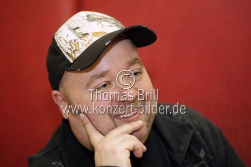 Deutscher Schauspieler Dirk Bach im Interview über das Theaterstück Sein oder Nichtsein, das vom 15. Mai bis 11. Juni im Millowitsch-Theater Köln gastieren wird. (© Thomas Brill)