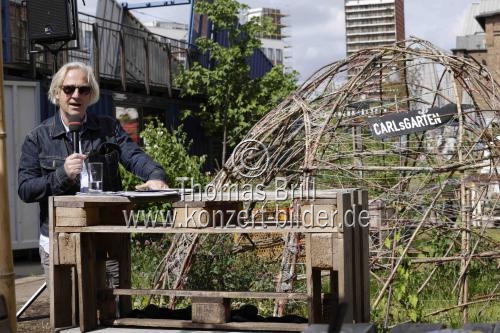 Intendant am Schauspiel Köln Stefan Bachmann, Chefdramaturg Thomas Jonigk, Tanzkuratorin Hanna Koller und Choreograph Richard Siegal präsentieren das Programm der Spielzeit 2022/2023 im Garten des Depot des Carlswerk in Köln (&copy; Thomas Brill)