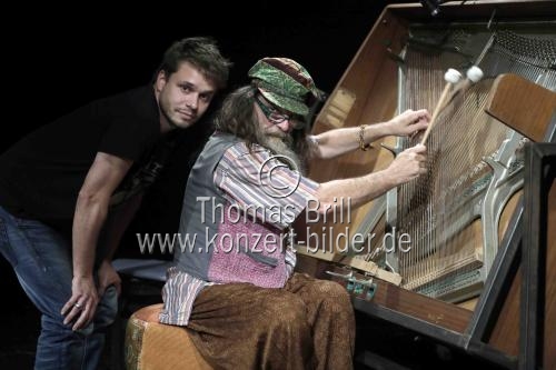 Deutsche Schauspieler Jonas Baeck stellt in Begleitung seines Vaters Rolf Ketan Tepel seinen autobiographischen Reiseroman 