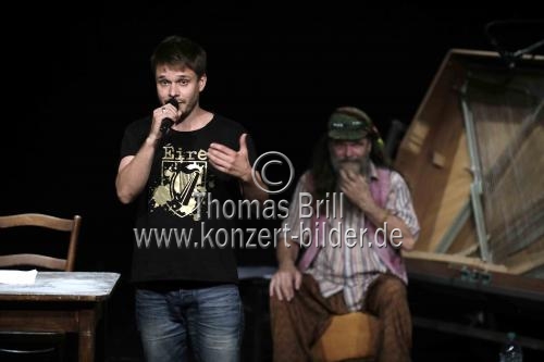 Deutsche Schauspieler Jonas Baeck stellt in Begleitung seines Vaters Rolf Ketan Tepel seinen autobiographischen Reiseroman 
