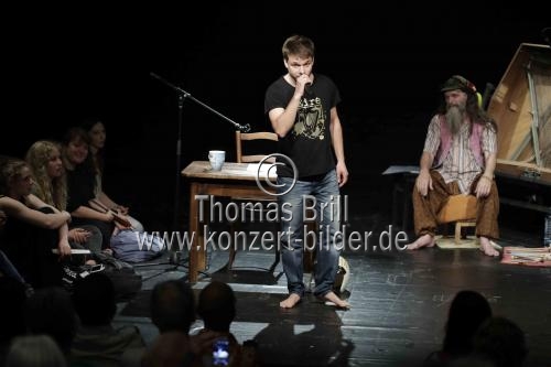 Deutsche Schauspieler Jonas Baeck stellt in Begleitung seines Vaters Rolf Ketan Tepel seinen autobiographischen Reiseroman 