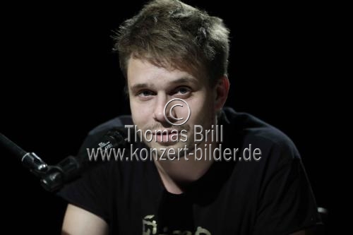 Deutsche Schauspieler Jonas Baeck stellt in Begleitung seines Vaters Rolf Ketan Tepel seinen autobiographischen Reiseroman 