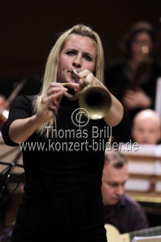 Englische Trompeterin Alison Balsom begleitet das Concerto Köln in der Philharmonie Köln (&copy; Thomas Brill)