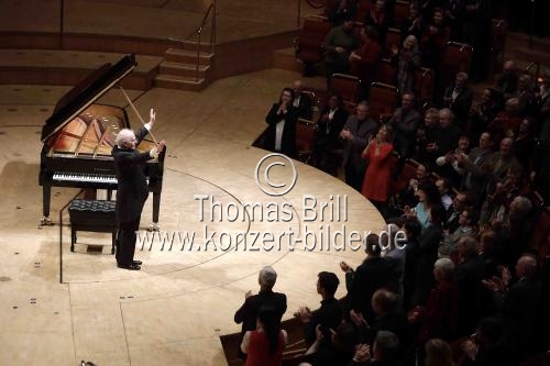 Argentinisch-Israelischer Pianist und Dirigent Daniel Barenboim gastiert mit Sonaten von Ludwig van Beethoven in der Kölner Philharmonie (&copy; Thomas Brill)