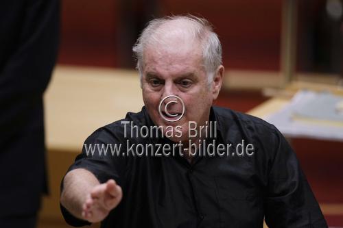 Argentinisch-Israelischer Pianist & Dirigent Daniel Barenboim leitet das West-Eastern Divan Orchestra in der Philharmonie Köln (© Thomas Brill)
