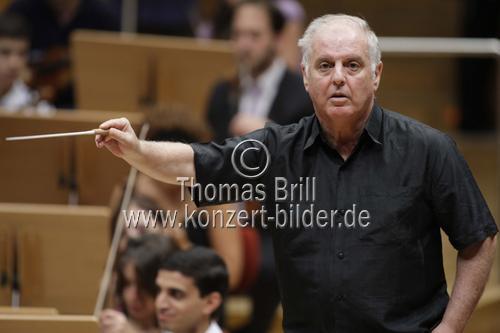 Argentinisch-Israelischer Pianist & Dirigent Daniel Barenboim leitet das West-Eastern Divan Orchestra in der Philharmonie Köln (&copy; Thomas Brill)