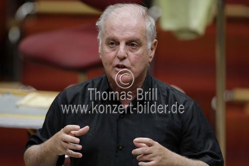 Argentinisch-Israelischer Pianist & Dirigent Daniel Barenboim leitet das West-Eastern Divan Orchestra in der Philharmonie Köln (&copy; Thomas Brill)