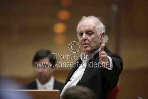 Argentinisch-Israelischer Dirigent Daniel Barenboim leitet die Wiener Philharmoniker in der Philharmonie Köln (&copy; Thomas Brill)