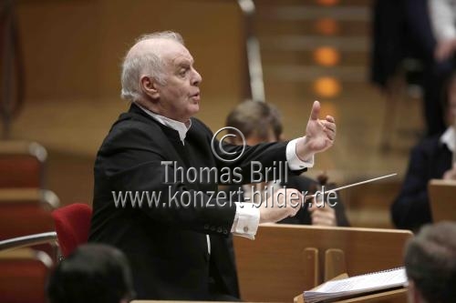 Argentinisch-Israelischer Dirigent Daniel Barenboim leitet die Wiener Philharmoniker in der Philharmonie Köln (© Thomas Brill)