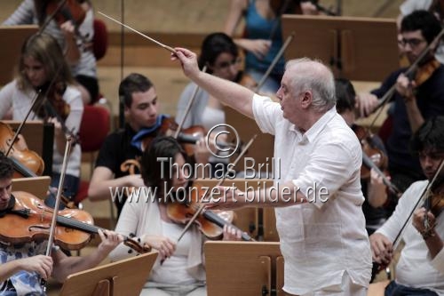 Argentinisch-Israelischer Pianist und Dirigent Daniel Barenboim leitet das West-Eastern Divan Orchestra in der Philharmonie Köln (&copy; Thomas Brill)