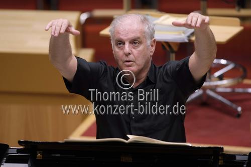 Argentinisch-Israelischer Pianist & Dirigent Daniel Barenboim leitet das West-Eastern Divan Orchestra in der Philharmonie Köln (&copy; Thomas Brill)