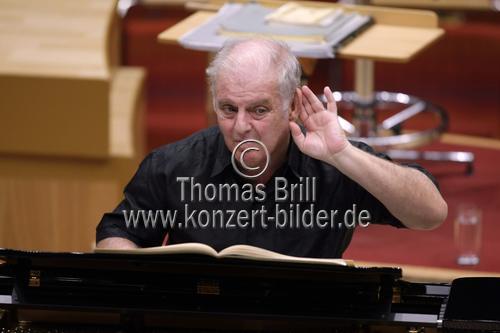 Argentinisch-Israelischer Pianist & Dirigent Daniel Barenboim leitet das West-Eastern Divan Orchestra in der Philharmonie Köln (© Thomas Brill)