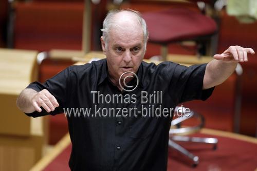 Argentinisch-Israelischer Pianist & Dirigent Daniel Barenboim leitet das West-Eastern Divan Orchestra in der Philharmonie Köln (&copy; Thomas Brill)